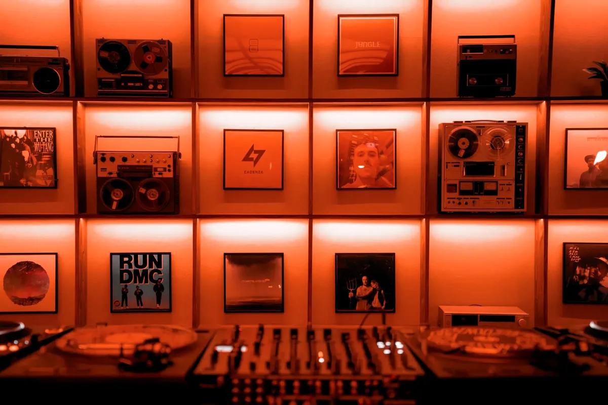 DJ-Wall